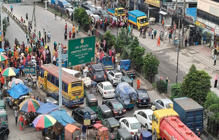 রাজধানীর কুড়িলে বেতন-ভাতার দাবিতে ফের সড়ক অবরোধ করে রেখেছেন ইউরোজোন ফ্যাশন গার্মেন্টসের শ্রমিকরা। এতে বাড্ডা-কুড়িল রোডের দুপাশেই যান চলাচল সম্পূর্ণ বন্ধ। ফলে ভোগান্তিতে পড়েছেন সাধারণ মানুষ। ছবি: জাগো নিউজ