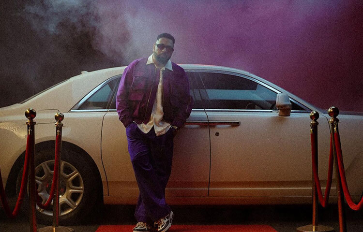 ‘ডিজে ওয়ালা বাবু’ এই গান ভারতীয় পার্টি-সংস্কৃতির এক যুগান্তকারী বাঁক তৈরি করে। এছাড়া ‘কার গিয়ে চুল’, ‘কালা চশমা’, ‘গেন্দা ফুল’, ‘জুগ্নু’ প্রতিটি গানই প্রকাশের পর মুহূর্তে ভাইরাল হয়ে ওঠে।