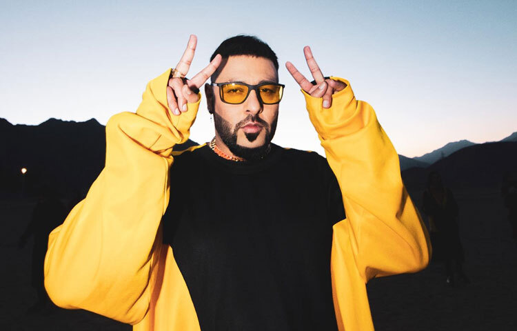 বাদশাহর প্রকৃত নাম আদিত্য প্রতীক সিংহ সিসোদিয়া। দিল্লির মধ্যবিত্ত পরিবারে বেড়ে ওঠা বাদশাহ ছোট থেকেই গান শুনতে, তাল ধরতে আর শব্দ নিয়ে খেলতে ভালোবাসতেন। স্ট্রিট সঙ্গীত, বাংলা-হিন্দি পুরনো গান, পাশ্চাত্যের র‍্যাপ সবকিছুর মিশ্রণ তার মনে তৈরি করেছিল অন্যরকম এক সুরের জগৎ।