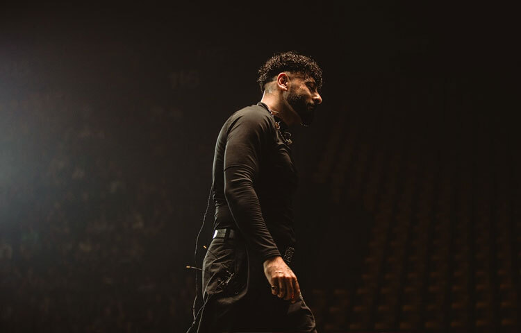 লাইভ শো, কনসার্ট বা আন্তর্জাতিক ইভেন্ট যেখানেই তিনি মঞ্চে ওঠেন, তার মধ্যে এক ধরনের এনার্জি ছড়িয়ে পড়ে। শ্রোতার সঙ্গে যোগাযোগ, বিটের ওঠানামা এবং আত্মবিশ্বাসী পারফরম্যান্স সব মিলিয়ে তিনি মঞ্চে হয়ে ওঠেন সত্যিকারের ‘বাদশা’।