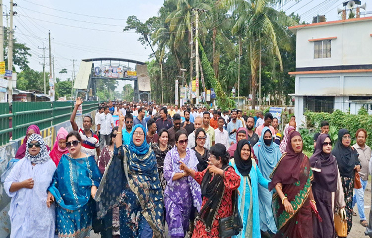 বাগেরহাটে সংসদীয় আসন কমানোর প্রতিবাদে বিক্ষোভ মিছিল ও সমাবেশ করেছেন জেলাবাসী। ছবি: নাহিদ ফরাজী
