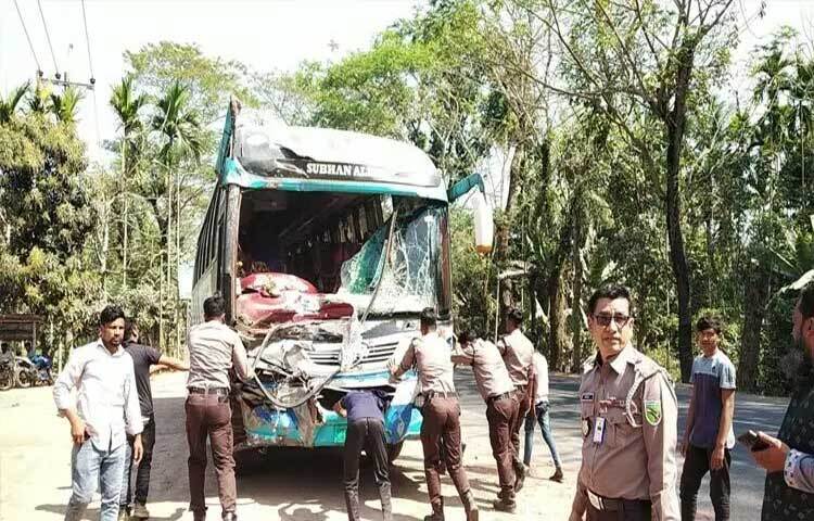 বাগেরহাটের ফকিরহাটে দুটি যাত্রীবাহী বাসের মুখোমুখি সংঘর্ষে নারীসহ ১৫ জন যাত্রী আহত হয়েছেন।