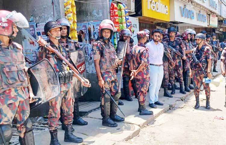 চলমান কোটা সংস্কার আন্দোলনকে কেন্দ্র করে আইনশৃঙ্খলা পরিস্থিতি নিয়ন্ত্রণে বগুড়ায় কঠোর অবস্থানে রয়েছে পুলিশ। মোতায়েন করা হয়েছে বিজিবি। ছবি: জাগো নিউজ