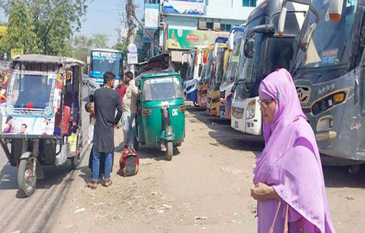 বগুড়ার সঙ্গে সারা দেশের যান চলাচল বন্ধ রয়েছে। মোটরস ইউনিক ইউনিয়নের দুই নেতাকে ছুরিকাঘাতের ঘটনায় সকাল ৯টা থেকে দূরপাল্লার যান চলাচল বন্ধ রেখেছে সংগঠনটি। ছবি: জাগো নিউজ