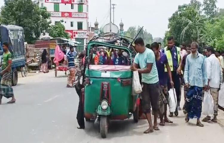বগুড়ার নন্দীগ্রামে ট্রাক ও সিএনজিচালিত অটোরিকশার সংঘর্ষে দুজন নিহত হয়েছেন। এতে গুরুতর আহত হয়েছেন শিশুসহ আরও ৫ জন। ছবি: জাগো নিউজ
