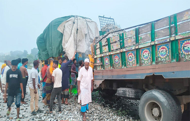 বগুড়ার শিবগঞ্জে দাঁড়িয়ে থাকা আলুবোঝাই ট্রাককে পেছন থেকে পাথরবোঝাই এক ট্রাকের ধাক্কায় চালকসহ দুজন নিহত হয়েছেন। ছবি: জাগো নিউজ