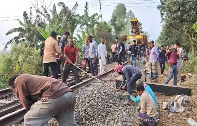 বগুড়ার আদমদীঘির সান্তাহারে নীলসাগর এক্সপ্রেসের ৯টি বগি লাইনচ্যুত হওয়ার ১৮ ঘণ্টা পর রেল যোগাযোগ পুনরায় সচল হওয়ার পথে।