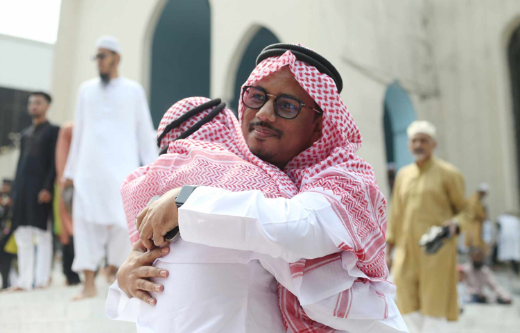 নামাজ শেষে একে অন্যের সাথে কোলাকুলি করে দিনটি শুরু করলেন তারা। ছবি: মাহবুব আলম