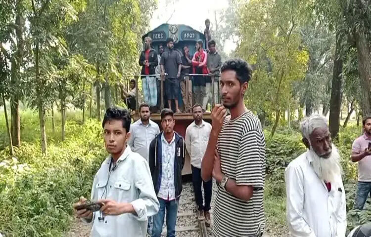 ৪৭তম বিসিএস লিখিত পরীক্ষায় সময় পেছানোর দাবিতে আন্দোলনরত বাংলাদেশ কৃষি বিশ্ববিদ্যালয়ের (বাকৃবি) শিক্ষার্থীরা দ্বিতীয় দিনের মতো রেলপথ অবরোধ করেছেন। এতে ঢাকা-ময়মনসিংহ রুটে ট্রেন চলাচল বন্ধ হয়ে গেছে। ছবি: কামরুজ্জামান মিন্টু