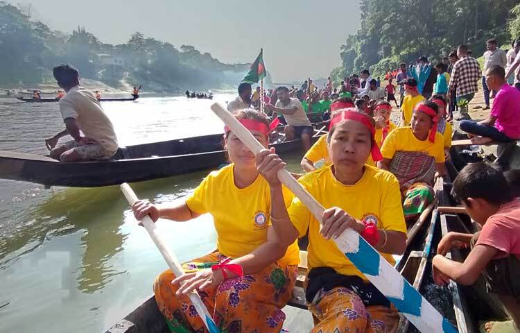দীর্ঘ ১৫ বছর পর বান্দরবানে অনুষ্ঠিত হলো নৌকাবাইচ প্রতিযোগিতা। আর এ প্রতিযোগিতা দেখতে ভিড় জমিয়েছেন হাজারেরও বেশি মানুষ। ছবি: নয়ন চক্রবর্তী