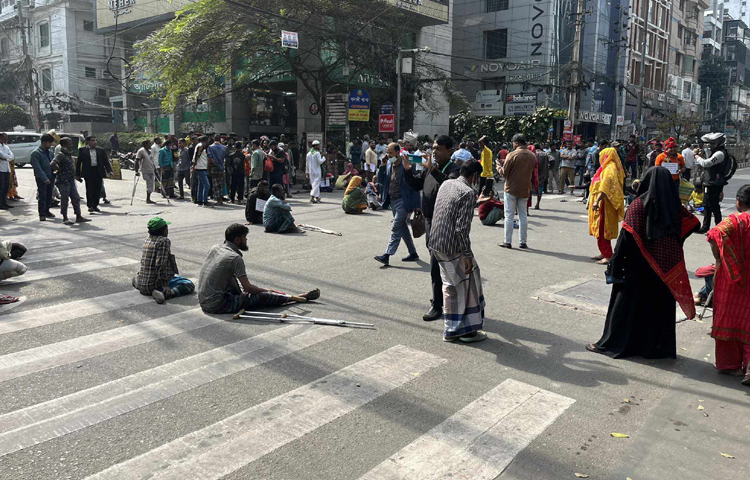 রাজধানীর বনানী থেকে মহাখালী রুটে অটোরিকশা চলাচলের দাবিতে বনানী সড়ক অবরোধ করেছে প্রতিবন্ধী অটোরিকশা চালকেরা। ছবি: তৌহিদুজ্জামান তন্ময়