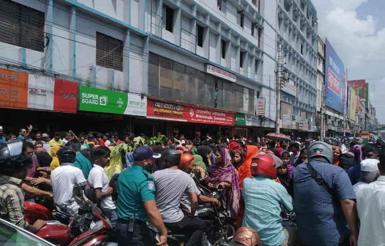 বকেয়া বেতনের দাবিতে রাজধানীর বনানীতে চেয়ারম্যান বাড়ি সড়ক অবরুদ্ধ করে রেখেছেন মাসুদ অ্যাপারেলস গার্মেন্টস নামের প্রতিষ্ঠানের শ্রমিকরা। ছবি: অভিজিৎ রায়