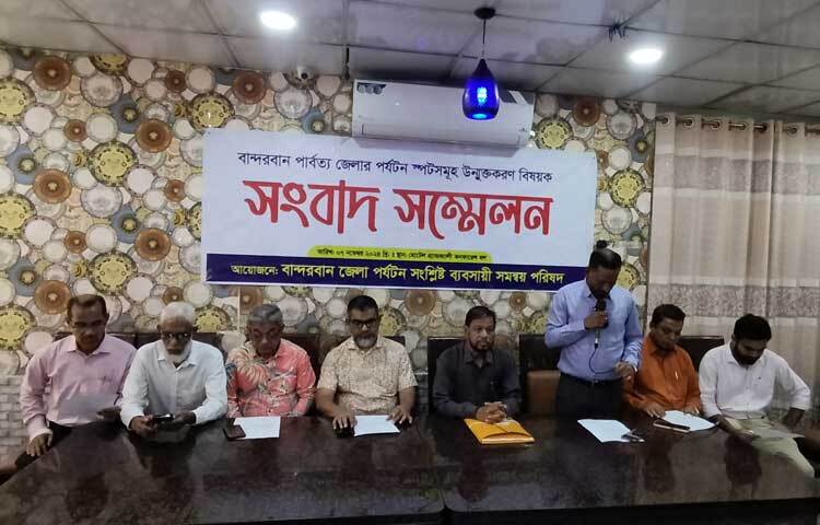 প্রায় একমাস পর বান্দরবান ভ্রমণে নিষেধাজ্ঞা প্রত্যাহারে আনন্দিত পর্যটন সংশ্লিষ্ট ব্যবসায়ীরা। মৌসুমকে আরও চাঙ্গা করে তুলতে বিভিন্ন খাতে মাসব্যাপী ছাড়ের ঘোষণা দিয়েছেন তারা। ছবি: নয়ন চক্রবর্তী