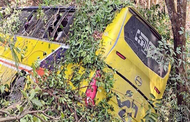 বান্দরবানের সুয়ালকে পর্যটকবাহী একটি বাস নিয়ন্ত্রণ হারিয়ে খাদে পড়ে ১৭ জন যাত্রী আহত হয়েছেন। ভোর ৫টার দিকে বান্দরবান-কেরানিহাট সড়কের সুয়ালক কিউবি রেস্টুরেন্টের পাশে এই দুর্ঘটনা ঘটে।