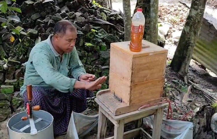 মৌচাষীরা জানান, পরীক্ষামূলক মৌচাষ শুরু করার পর থেকে সফলতা পাচ্ছেন তারা। প্রধান আয়ের পাশাপাশি মৌচাষ থেকে প্রাপ্ত অর্থ সাংসারিক ব্যয়ে ব্যাপক ভূমিকা রাখছে। একজন চাষী যদি অন্তত ৫ টি বাক্সে মৌচাষ করেন, তাহলে তার প্রধান আয়কেও ছাড়িয়ে যাবে। উৎপাদিত বিশুদ্ধ মধুর ব্যাপক চাহিদা ও বিক্রয় নিশ্চয়তা থাকায় এই খাতটি থেকে আত্মনির্ভরশীল হওয়ার ব্যাপক সম্ভাবনা রয়েছে। ফলে পর্যাপ্ত সরকারি সহায়তা পেলে এই খাতে বৈপ্লবিক সফলতা অর্জন করা সম্ভব হবে বলে প্রত্যাশা করেন তারা।