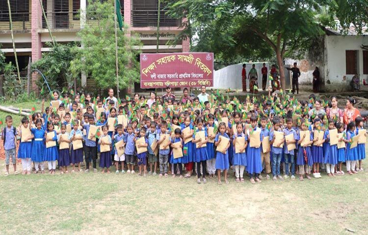 বান্দরবানের থানচি উপজেলার বলিপাড়ায় ২৭০ শিক্ষার্থীকে শিক্ষা সহায়ক উপকরণ বিতরণ করেছে বিজিবি। ছবি: জাগো নিউজ