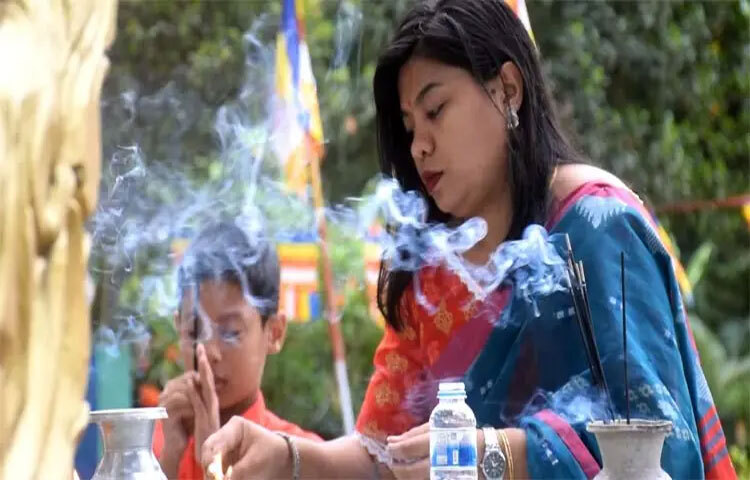 সমবেত প্রার্থনা, ছোয়াইং দান ও ধর্মীয় দেশনার মধ্য দিয়ে পার্বত্য জেলা বান্দরবানে শুরু হয়েছে বৌদ্ধ ধর্মালম্বীদের অন্যতম ধর্মীয় ও সামাজিক উৎসব প্রবারণা পূর্ণিমা। ছবি: নয়ন চক্রবর্তী