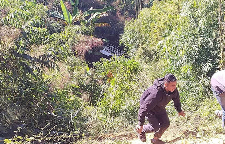 আজ সকালে বান্দরবানের রুমায় পর্যটকবাহী গাড়ি পাহাড়ের খাদে পড়ে দুইজন নিহত ও আটজন আহত হয়েছেন। ছবি: নয়ন চক্রবর্তী