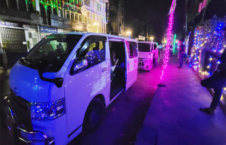 ঈদ ও সাপ্তাহিক টানা সরকারি ছুটিতে ব্যাপক পর্যটকের সমাগম ঘটেছে বান্দরবানে। হোটেল-মোটেলে কক্ষ না পেয়ে সড়কে গাড়িতেই রাত কাটাতে হয়েছে শত শত পর্যটককে। ছবি: নয়ন চক্রবর্তী