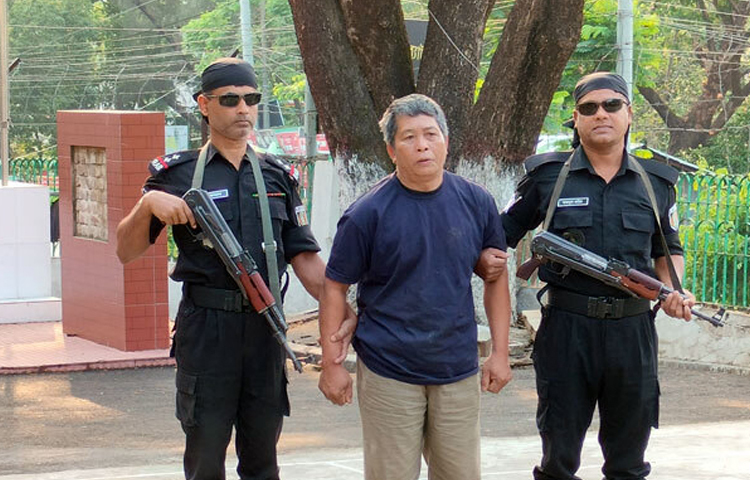 বান্দরবানে কুকি-চিন ন্যাশনাল ফ্রন্টের (কেএনএফ) কেন্দ্রীয় কমিটির প্রধান সমন্বয়ক চেওসিম বমকে গ্রেফতার করেছে র‌্যাব। ছবি: নয়ন চক্রবর্তী
