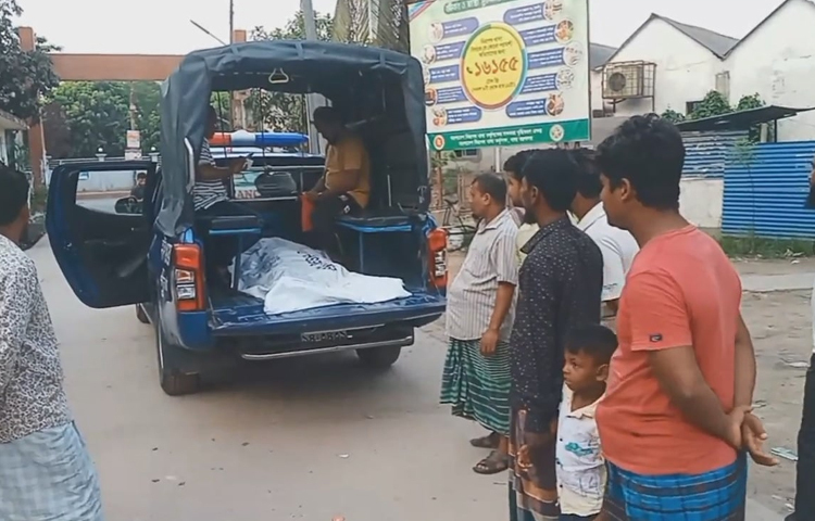 বঙ্গবন্ধু শেখ মুজিবুর রহমান এক্সপ্রেসওয়েতে যাত্রীবাহী বাস উল্টে একজন নিহত হয়েছেন। এই ঘটনায় আহত হয়েছেন বাসের ১০ যাত্রী। ছবি: আয়শা সিদ্দিকা আকাশী