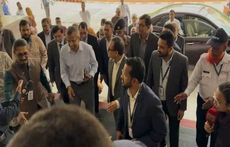 বাংলাদেশ ব্যাংকের ১৪তম গভর্নর হিসেবে দায়িত্ব নিয়েছেন মো. মোস্তাকুর রহমান। বেলা ১১টার দিকে তিনি বাংলাদেশ ব্যাংকে পৌঁছালে তাকে স্বাগত জানান কর্মকর্তা-কর্মচারীরা।