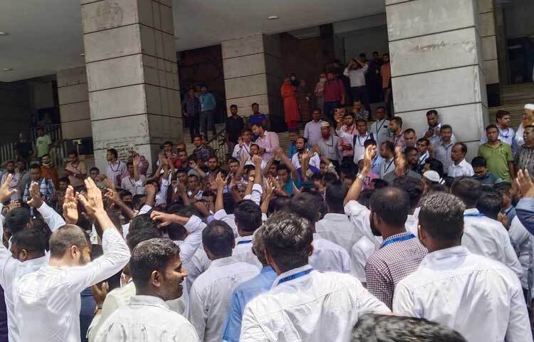 বাংলাদেশ ব্যাংকের গভর্নর আব্দুর রউফ তালুকদারের পদত্যাগ ও তাকে গ্রেফতারের দাবিতে বিক্ষোভ করছেন কর্মকর্তা-কর্মচারীরা। ছবি: ইয়াসির আরাফাত