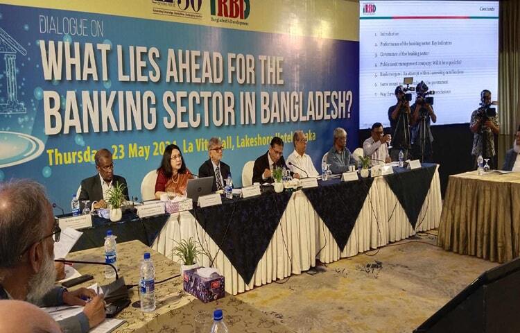 রাজধানীর একটি হোটেলে ব্যাংক খাতের সমসাময়িক ইস্যু নিয়ে আয়োজিত এক গোলটেবিল আলোচনায় অংশ নিয়েছেন বাংলাদেশ ব্যাংকের সাবেক গভর্নর ড. সালেহ উদ্দিন আহমেদ। ছবি: ইয়াসির আরাফাত