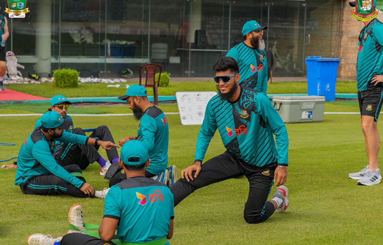 এই অবস্থায় নতুন মুখ মাহিদুল ইসলাম অঙ্কনকে দলে নেওয়া হয়েছে এবং শামীম হোসেন পাটোয়ারীও বিকল্প হিসেবে আছেন। বাংলাদেশের একমাত্র ভরসা তাদের বোলিং আক্রমণ। পেসাররা নিয়মিত রোটেশনে ভালো পারফরম করছে, আর স্পিন বিভাগে রিশাদ হোসেন ও তানভির ইসলাম ধারাবাহিক পারফরমেন্স দেখাচ্ছেন।