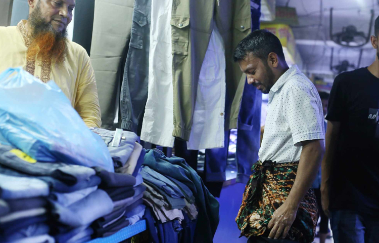 রাজধানীর অন্যান্য শপিংমল ও খোলাবাজারের মতো জমে উঠেছে বঙ্গবাজারের বেচাকেনাও। ছবি: মাহবুব আলম