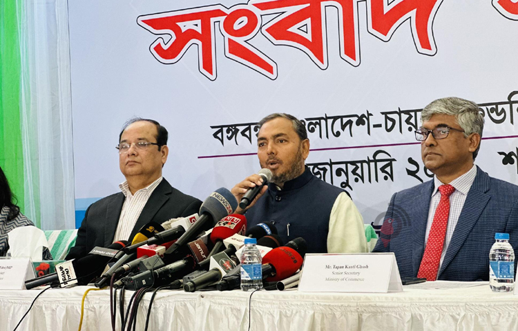 রপ্তানি বহুমুখী করে বাণিজ্য বাড়াতে চান বলে জানিয়েছেন বাণিজ্য প্রতিমন্ত্রী আহসানুল ইসলাম টিটু। আজ বঙ্গবন্ধু বাংলাদেশ-চায়না ফ্রেন্ডশিপ এক্সিবিশন সেন্টারে (বিবিসিএফইসি) ২৮তম ঢাকা আন্তর্জাতিক বাণিজ্য মেলা উপলক্ষে আয়োজিত সংবাদ সম্মেলনে তিনি এ কথা বলেন। ছবি: ইসমাইল হোসেন রাসেল