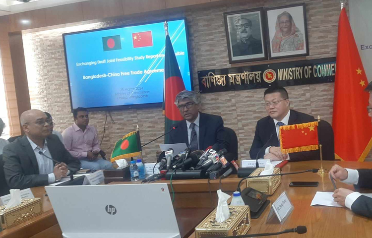 বাংলাদেশ থেকে আম, কাঁঠাল, আলু, চামড়াজাত ও পাটজাত পণ্য আমদানি করতে আগ্রহী চীন। এমনটাই জানিয়েছেন বাণিজ্য মন্ত্রণালয়ের জ্যেষ্ঠ সচিব তপন কান্তি ঘোষ এবং ঢাকায় নিযুক্ত চীনের রাষ্ট্রদূত ইয়াও ওয়েন। ছবি: সাইদ শিপন