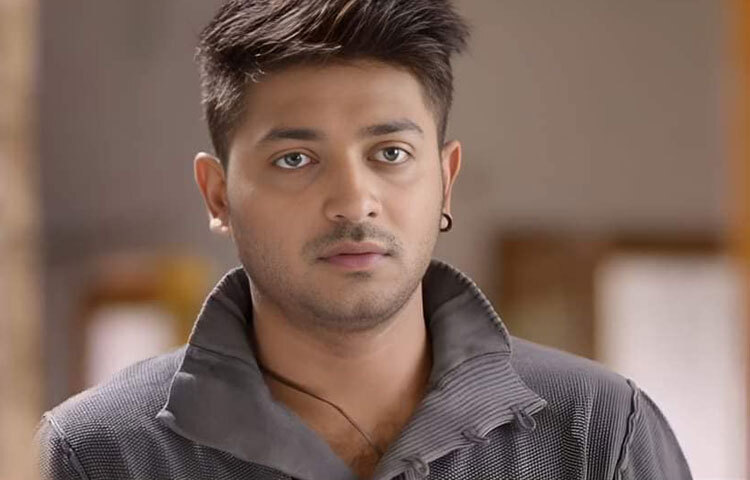 ঢাকার একজন সাধারণ তরুণ থেকে বড় পর্দার নায়ক হয়ে ওঠা সহজ কাজ নয়। কিন্তু বাপ্পী চৌধুরী সেই কঠিন পথটিই বেছে নিয়েছিলেন। ছোটবেলা থেকেই রূপালি পর্দার প্রতি ঝোঁক ছিল তার, আর সেই আগ্রহই তাকে ধীরে ধীরে এগিয়ে দেয় চলচ্চিত্র জগতে প্রবেশের দিকে।