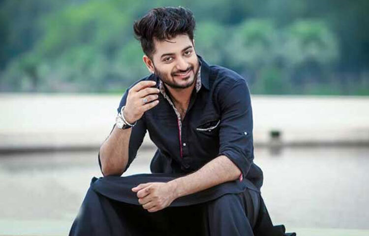 এর পাশাপাশি তার স্টাইল, সংলাপ বলার ভঙ্গি, ড্যান্স পারফর্মেন্স সবই তাকে তরুণ দর্শকদের মধ্যে জনপ্রিয় করে তুলেছে।