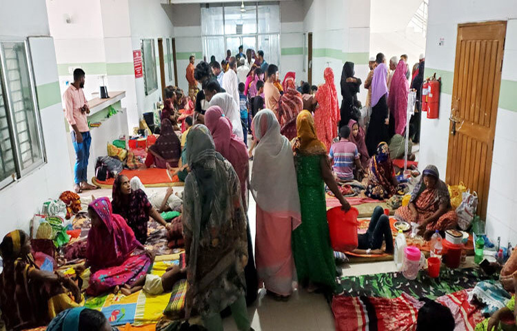 বরগুনায় ডেঙ্গু পরিস্থিতি ক্রমেই ভয়াবহ হয়ে উঠছে। রোগীর সংখ্যা যেমন বাড়ছে, তেমনি হাসপাতালের পরিকাঠামো ও জনবল সংকটে সৃষ্টি হয়েছে দুর্বিষহ অবস্থা। প্রতিদিনই বাড়ছে আক্রান্ত ও মৃতের সংখ্যা। এরই মধ্যে দুই মাসে বরগুনার ২০ রোগী মারা গেছেন। ছবি: নুরুল আহাদ অনিক