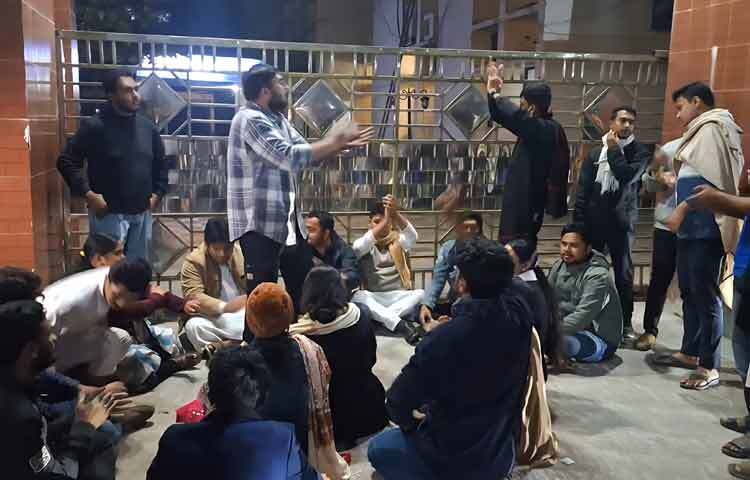 ইনকিলাব মঞ্চের আহ্বায়ক শরিফ ওসমান হাদির হত্যাকারীদের দ্রুত গ্রেফতার ও দৃষ্টান্তমূলক শাস্তির দাবিতে বরগুনায় বিক্ষোভ মিছিল ও পুলিশ সুপারের কার্যালয়ের ফটক অবরোধ করে জুলাই আন্দোলনে অংশ নেওয়া ছাত্র-জনতা। ১৮ ডিসেম্বর রাত প্রায় ১১টার দিকে বরগুনা প্রেসক্লাব সংলগ্ন সদর রোড এলাকা থেকে বিক্ষোভ মিছিলটি বের হয়। পরে প্রধান সড়ক প্রদক্ষিণ শেষে মিছিলটি পুলিশ সুপারের কার্যালয়ের সামনে এসে অবস্থান কর্মসূচিতে রূপ নেয়। এ সময় প্রায় এক ঘণ্টা পুলিশ সুপারের কার্যালয়ের মূল ফটকের সামনে সড়ক অবরোধ করে রাখেন বিক্ষুব্ধ ছাত্র-জনতা।