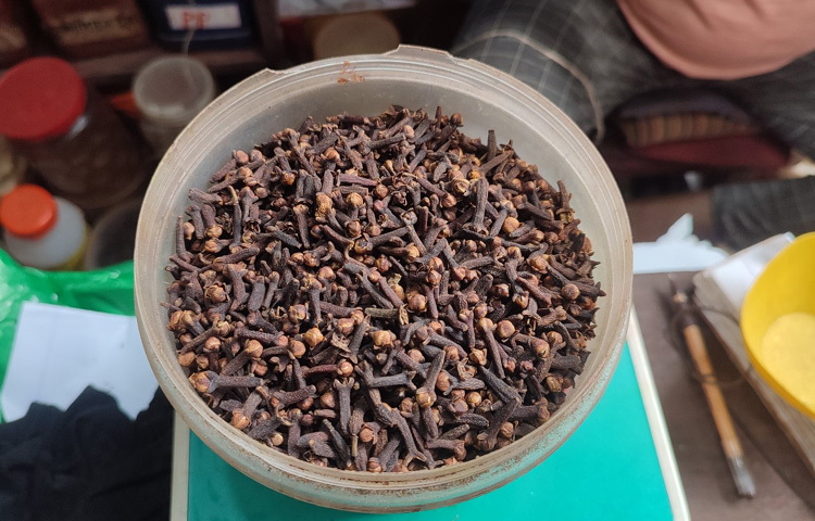 বাংলাবাজার এলাকার খুচরা ব্যবসায়ী আল-আমিন খান বলেন, পাইকারি বাজার থেকে মসলা কিনে পরিবহন খরচ দিয়ে আনতে হয়। পরে প্যাকেজিং ও সংরক্ষণের খরচের জন্য দাম খুচরা পর্যায়ে কেজিতে কিছুটা বেশি রাখতে হয়। অন্যথায় সব খরচ দিয়ে পোষানো যায় না।