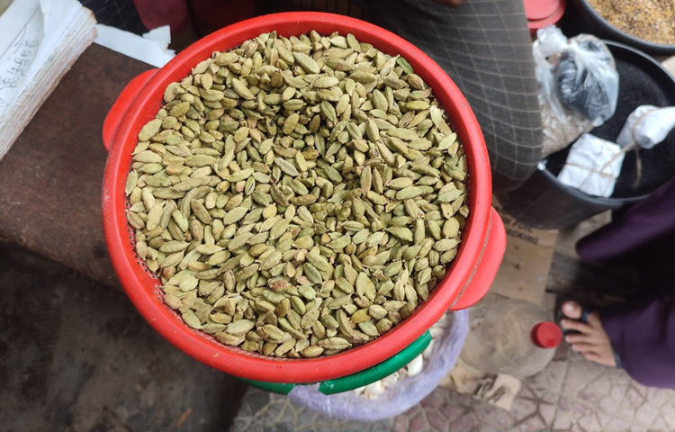 খুচরা বাজারে মসলার দাম প্রতি কেজিতে ৫০-৬০ টাকা বেশি দেখা গেছে।