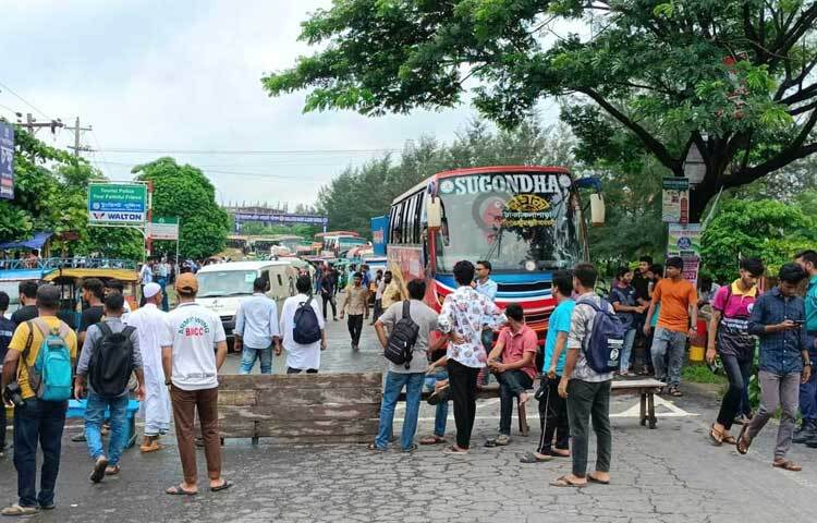 সরকারি চাকরিতে কোটা পদ্ধতি বাতিলের দাবিতে দ্বিতীয় দিনের মতো বরিশাল-কুয়াকাটা সড়ক অবরোধ করে বিক্ষোভ সমাবেশ করেন বরিশাল বিশ্ববিদ্যালয়ের (ববি) শিক্ষার্থীরা। ছবি: শাওন খান