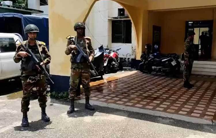 সেনাবাহিনীর সহায়তায় বরিশালে স্বল্প পরিসরে মেট্রোপলিটন ও জেলা পুলিশের ১৪ থানার কার্যক্রম শুরু হয়েছে। ছবি: শাওন খান