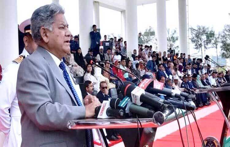 বরিশাল মেরিন একাডেমিতে ক্যাডেটদের শিক্ষা সমাপনী প্যারেড অনুষ্ঠানে উপস্থিত ছিলেন অন্তর্বর্তী সরকারের নৌপরিবহন এবং শ্রম ও কর্মসংস্থান মন্ত্রণালয়ের উপদেষ্টা ব্রিগেডিয়ার জেনারেল (অব.) এম সাখাওয়াত হোসেন। ছবি: শাওন খান