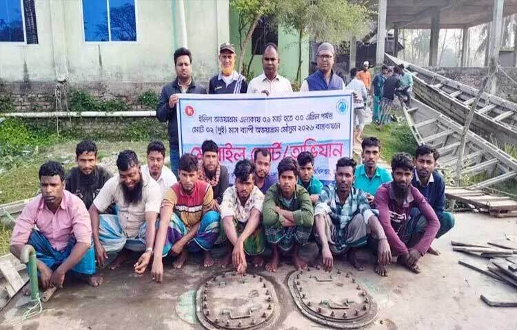 বরিশালের হিজলা উপজেলার মেঘনা নদীতে অভিযান চালিয়ে ১৪ জেলেকে আটক করেছে মৎস্য অধিদপ্তর। এসময় তাদের কাছ থেকে মাছ ধরার সরঞ্জাম পাঙ্গাশের পোনা ধরার একটি চাঁই ও প্রায় ৩০ হাজার মিটার কারেন্ট জাল জব্দ করা হয়েছে।