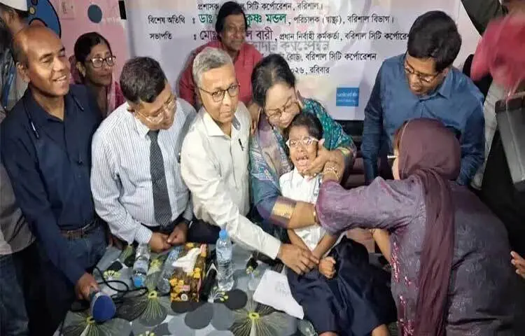 হাম-রুবেলার সংক্রমণ প্রতিরোধে বরিশাল সিটি করপোরেশনে শুরু হয়েছে টিকাদান কার্যক্রম। সারাদেশের ন্যায় বরিশালেও দ্বিতীয় ধাপে শুরু হয়েছে এ টিকাদান কর্মসূচি।
