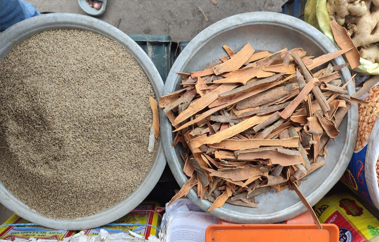 বাজার রোড এলাকার মসলা ব্যবসায়ী মোস্তফা হাওলাদার বলেন, অনেক মসলা দেশের বাইরে থেকে আমদানি করা হয়। তাই মসলার দাম অনেকটা বিশ্ববাজারের ওপর নির্ভর করে। তবে পাইকারি বাজারে মসলা যে দামে বিক্রি করা হয় খুচরা বাজারে তার চেয়ে বেশি দামে বিক্রি হওয়ার কারণে অনেকে মনে করেন পাইকারি বাজারেও মসলার দাম বেড়েছে।