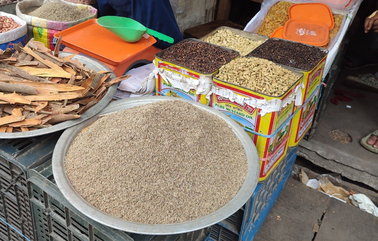 চকবাজার এলাকার মসলার পাইকারি ব্যবসায়ী গৌতম শাহা বলেন, কয়েক মাস ধরেই মসলার দাম অপরিবর্তিত রয়েছে। মাঝে একবার মসলার দাম কিছুটা বাড়লেও আবার কমেছে। তাছাড়া এখন মসলার সরবরাহ স্বাভাবিক রয়েছে। তাই দাম আগের তুলনায় কম।