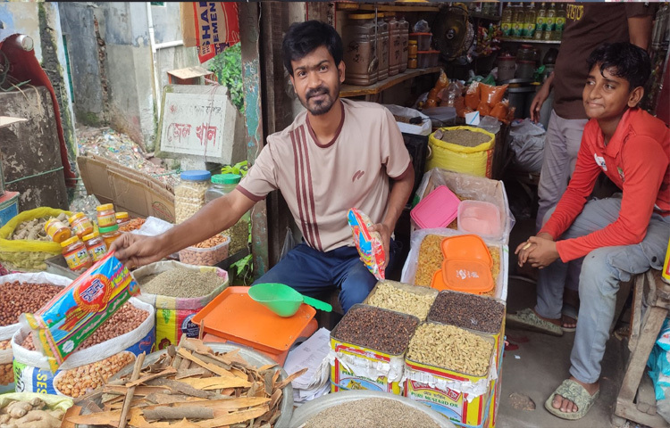 পাইকারি বাজারে মানভেদে প্রতিকেজি এলাচ ৪৬০০-৫০০০, জিরা ৫৫০-৬৫০ টাকা, দারুচিনি ৪৫০-৫০০ টাকা, লবঙ্গ ১৩৫০-১৪৫০ টাকা, কালো গোলমরিচ কেজি ১৪০০-১৫০০, কিশমিশ ৫৫০-৬৫০ টাকা, আদা ১০০-১২০ টাকা কেজি, রসুন ১২০-১৪০ টাকা ও পেঁয়াজ ৫০-৭০ টাকা দরে বিক্রি হচ্ছে।