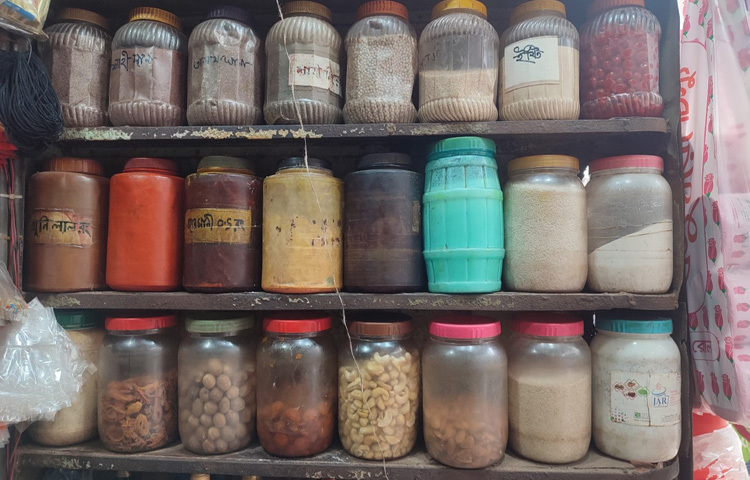 বরিশাল নগরীর চকবাজার, বাজার রোড, বাংলাবাজারসহ আরও কয়েকটি বাজার ঘুরে দেখা গেছে এমন চিত্র।