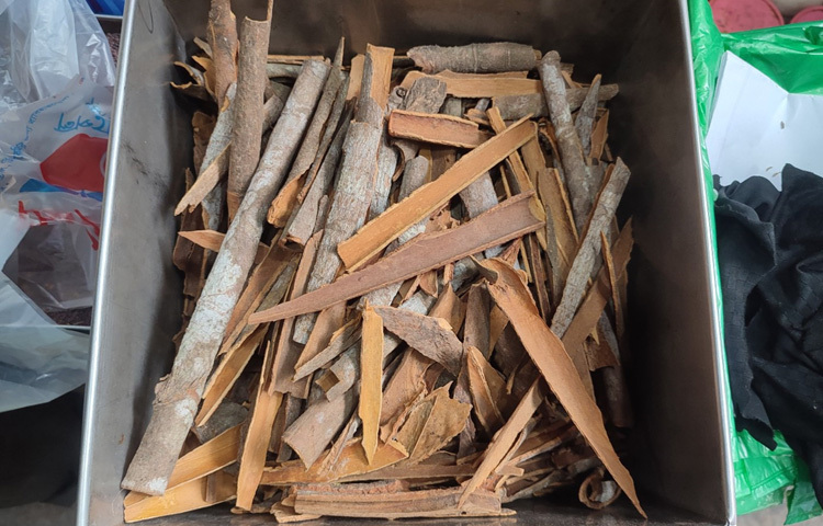 তবে ক্রেতারা বলছেন, মসলার দাম স্থিতিশীল থাকলেও সাধারণের নাগালের মধ্যে নেই। ছোট পরিবারগুলোর জন্য একসঙ্গে অনেক মসলার দরকার হয় না, তাই তাদের খুচরা বাজারের ওপর নির্ভরশীল হতে হয়। মসলার দাম পাইকারি বাজারেও কমানো উচিত। পাইকারি বাজারে দাম কমলে খুচরা বাজারেও দাম কমে যাবে।