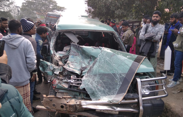আজ দুপুর ১২টায় বরিশাল বিশ্ববিদ্যালয়ের সামনে বাস ও সরকারি জিপের মুখোমুখি সংঘর্ষে কলাপাড়া উপজেলা চেয়ারম্যান রাকিবুল আহসানসহ অন্তত ১০জন আহত হয়েছেন। ছবি: শাওন খান