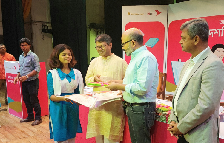 বরিশালে ৯ বিদ্যালয়ের শিক্ষার্থীদের মাঝে বইপড়া কর্মসূচি শুরু হয়েছে। ছবি: শাওন খান